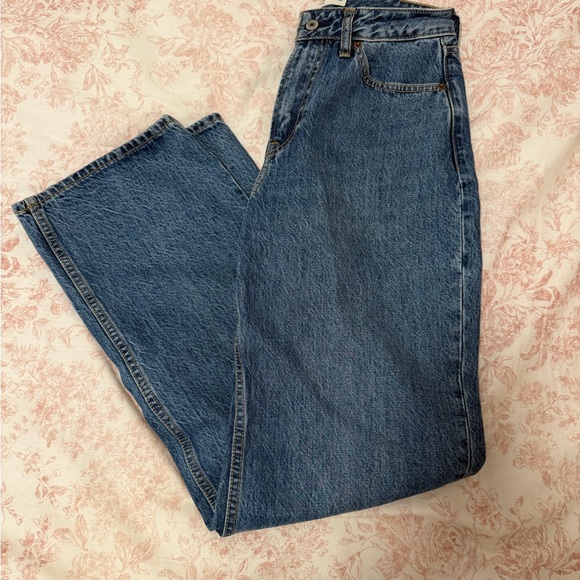 Abercrombie & Fitch High-Rise Loose Jeans in Medium Denim - Picture 5 of 7